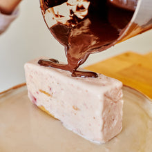 Cargar imagen en el visor de la galería, Cassata de frutilla con baño de chocolate
