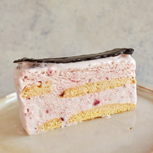 Cargar imagen en el visor de la galería, Cassata de frutilla con baño de chocolate
