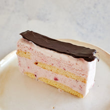 Cargar imagen en el visor de la galería, Cassata de frutilla con baño de chocolate
