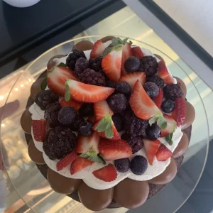 Brownie con dulce de leche y crema y frutos rojos