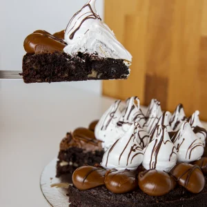 Postre Brownie con dulce de leche y merengue