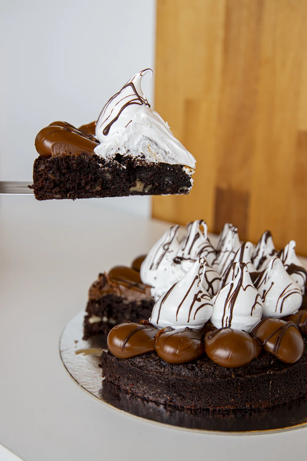 Postre Brownie con dulce de leche y merengue