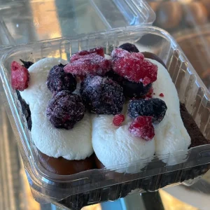 Brownie con dulce de leche, crema y frutos rojos